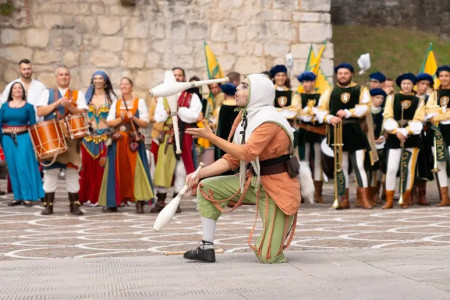 Spettacolo di giocoleria e buffoneria